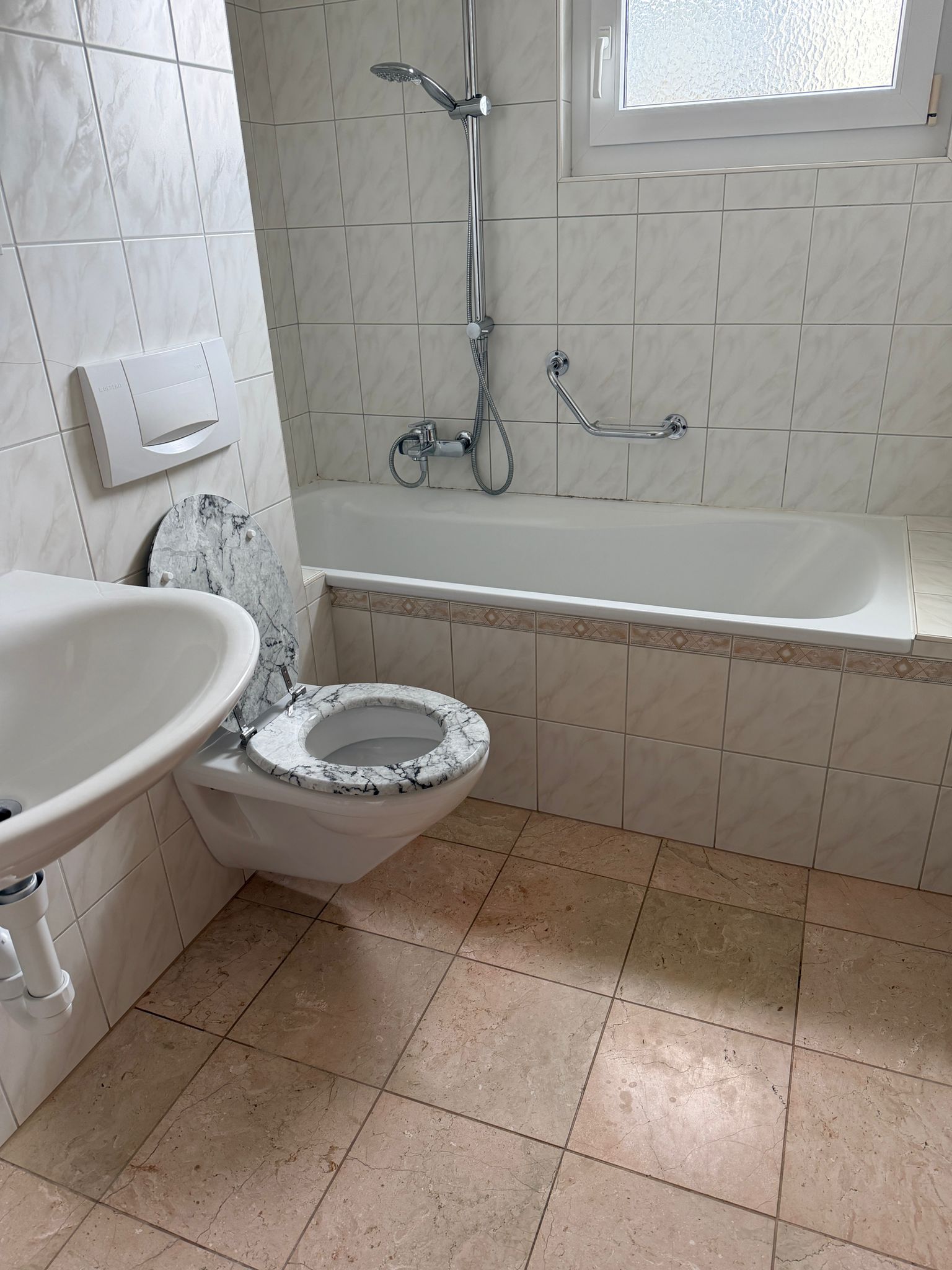 Badezimmer nach der Reinigung — makellos sauber